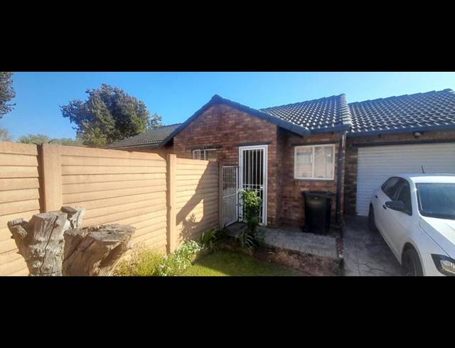 2 BEDROOM TOWNHOUSE FOR SALE IN ROOIHUISKRAAL NORTH